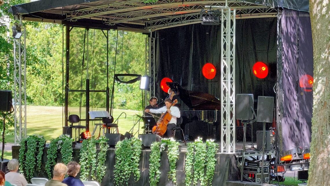 Outdoor concert at Harju's manor