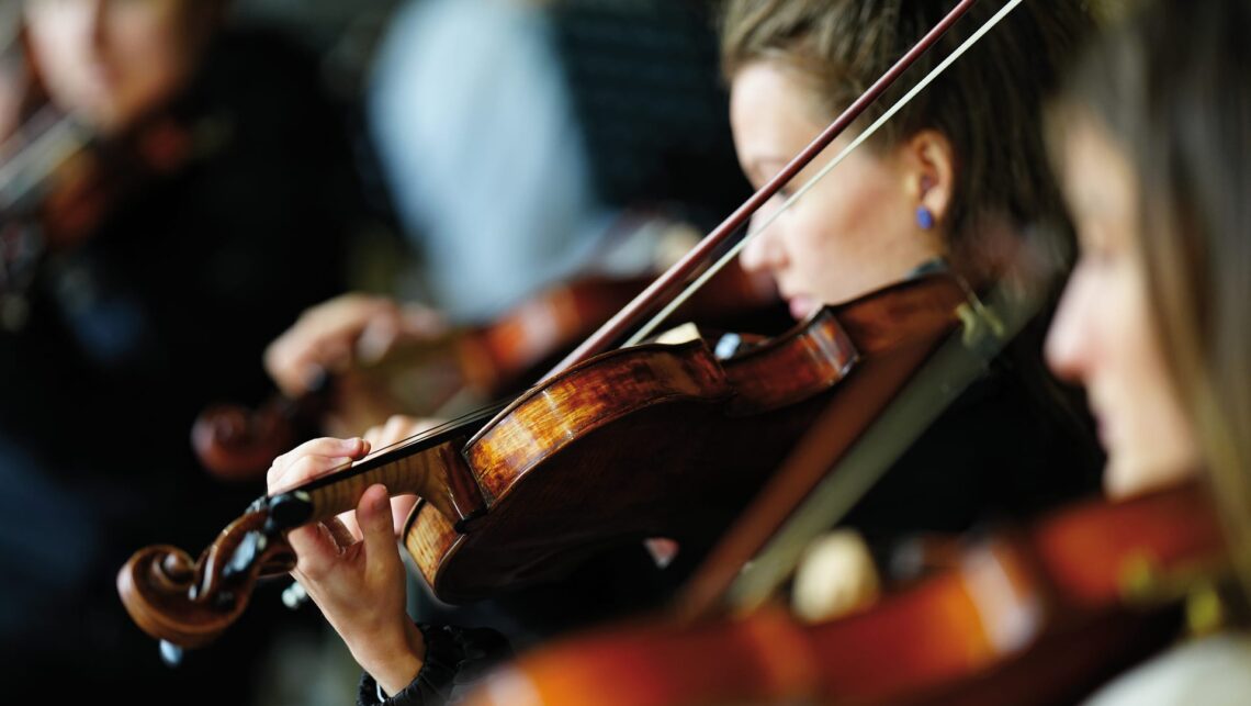 Muusikko soittamassa viulua