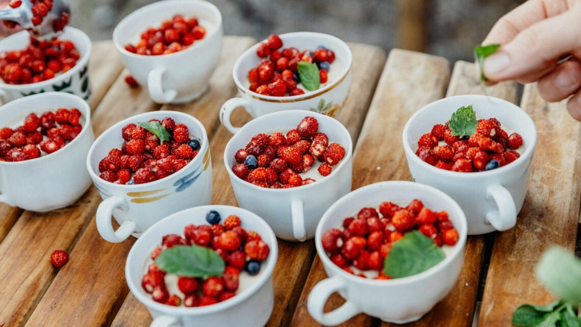 Metsämansikkajälkiruoka villiruokaillallisella Saimaan saaressa. Wild strawberry dessert at a wild food dinner on the island of Lake Saimaa.