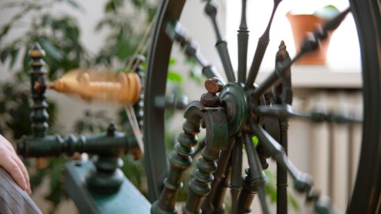 Kehräys rukilla. Yarn spinning.